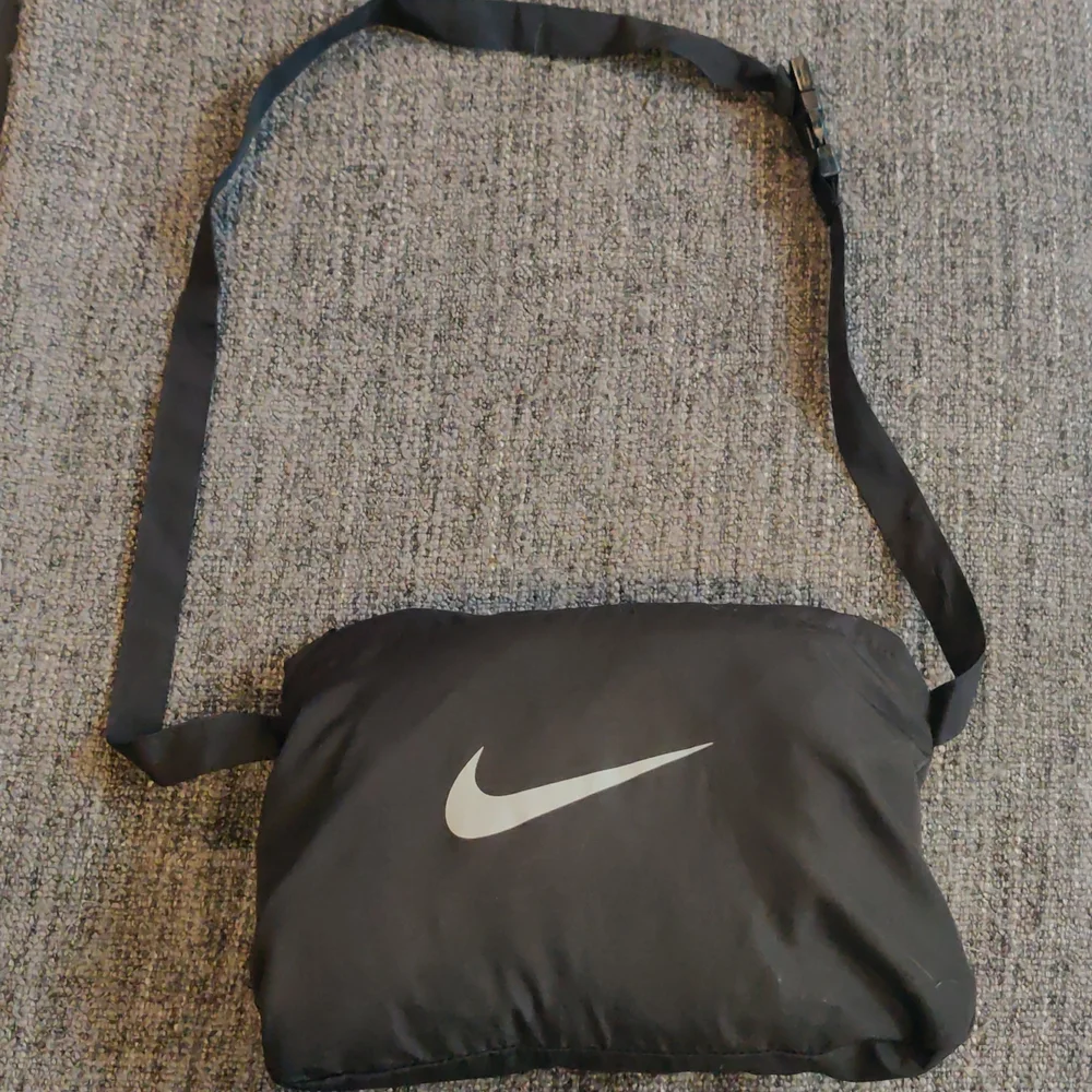 Nike lightweight, black packable running top with hood XL - Picture 9 of 11